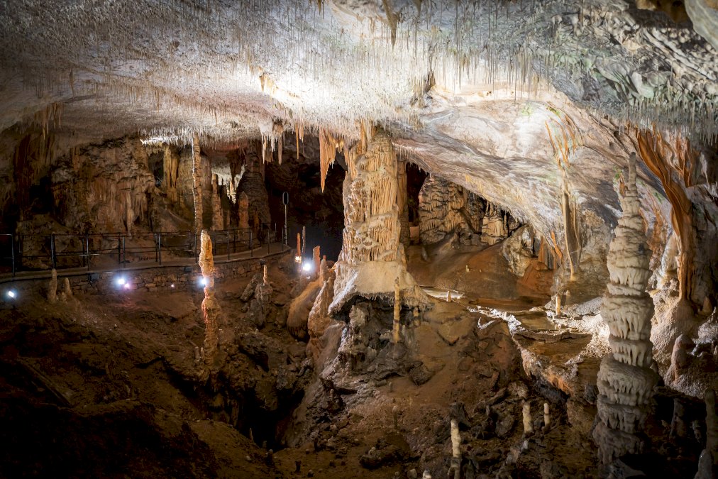 chasseur-de-grottes-en-slovenie,-paradis-des-speleologues