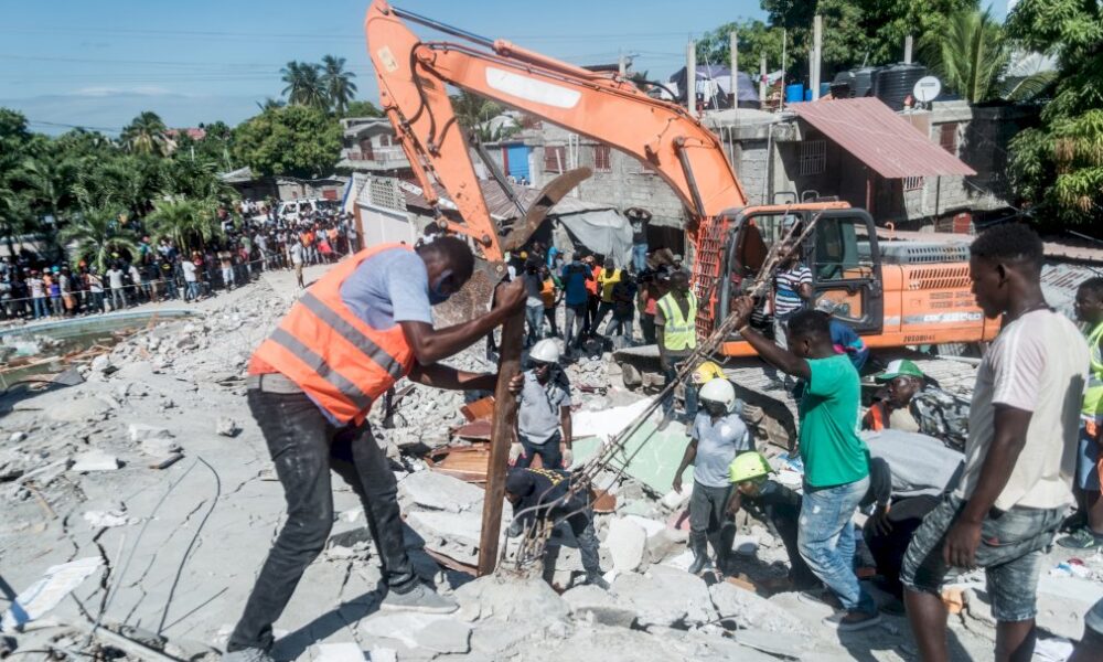 apres-le-seisme-en-haiti,-les-secours-s&rsquo;affairent,-une-tempete-menace