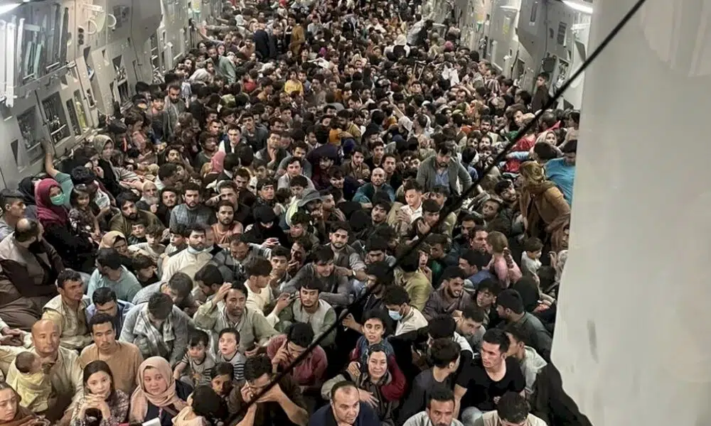 plus-de-600-afghans-fuyant-les-talibans-s’entassent-dans-un-avion-militaire-americain