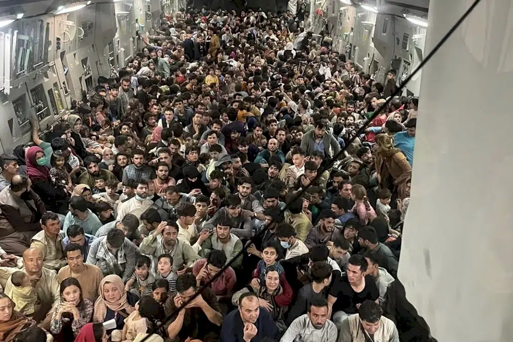 plus-de-600-afghans-fuyant-les-talibans-s’entassent-dans-un-avion-militaire-americain