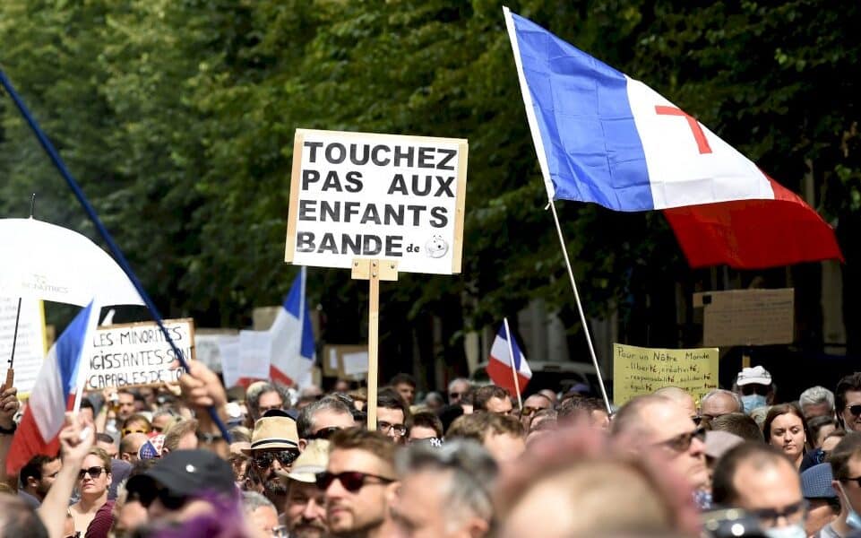 dans-les-manifs-anti-pass,-la-hantise-de-la-vaccination-des-enfants