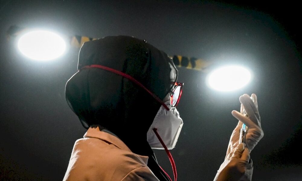 covid:-la-lenteur-de-la-vaccination-pourrait-couter-2.300-milliards-de-dollars-de-pib-mondial,-selon-une-etude