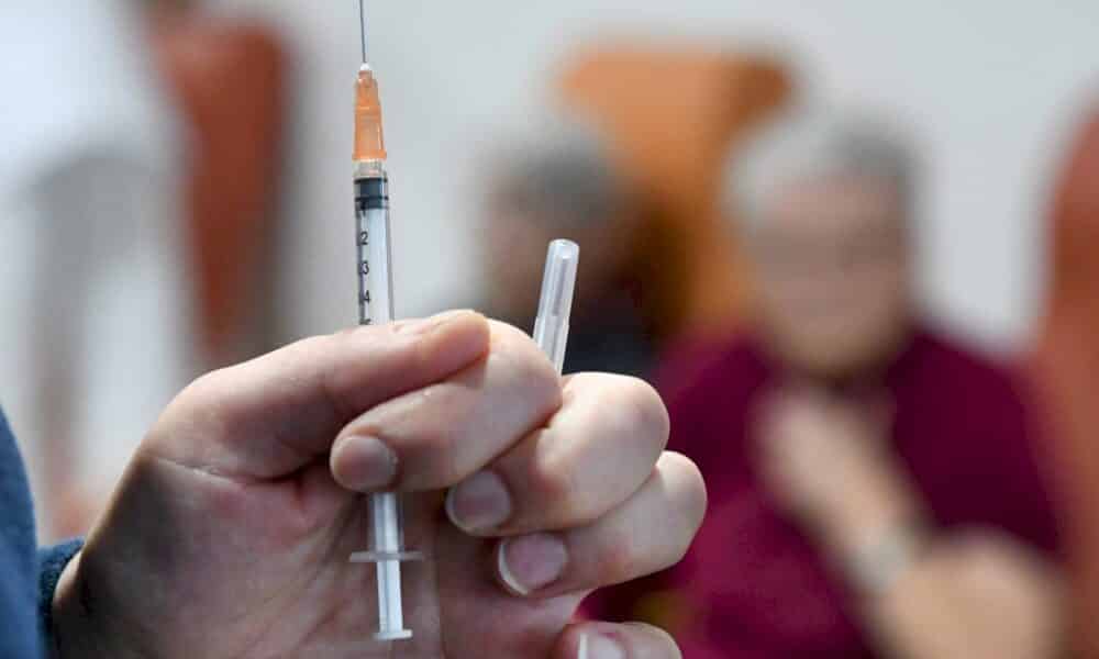 covid-19:-troisieme-dose-dans-les-ehpad-le-13-septembre,-la-rentree-scolaire-quoi-qu&rsquo;il-en-coute