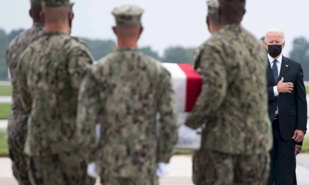 assailli-de-critiques,-biden-se-recueille-devant-les-militaires-tues-en-afghanistan