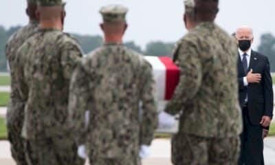 assailli-de-critiques,-biden-se-recueille-devant-les-militaires-tues-en-afghanistan
