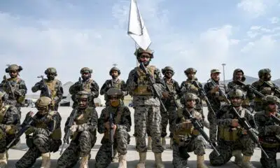 a-kandahar-ou-a-l’aeroport-de-kaboul,-les-talibans-paradent-apres-le-retrait-americain