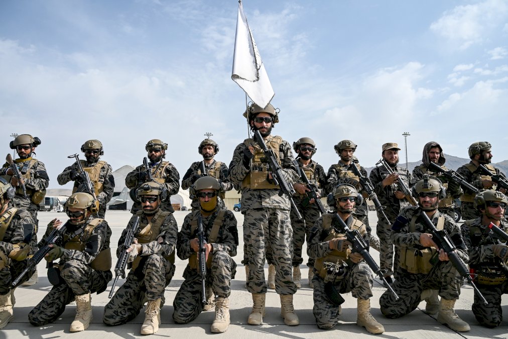 a-kandahar-ou-a-l&rsquo;aeroport-de-kaboul,-les-talibans-paradent-apres-le-retrait-americain