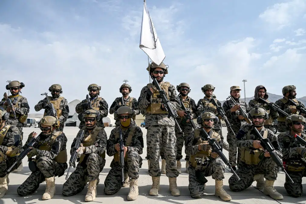 a-kandahar-ou-a-l’aeroport-de-kaboul,-les-talibans-paradent-apres-le-retrait-americain