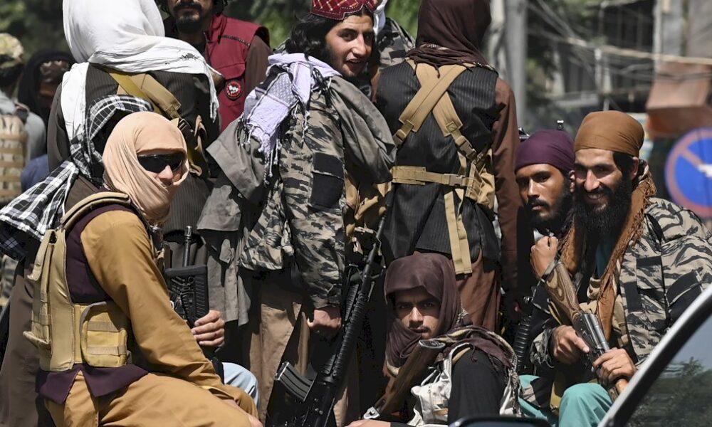 l&rsquo;afghanistan-attend-son-nouveau-gouvernement,-des-femmes-manifestent-pour-leurs-droits