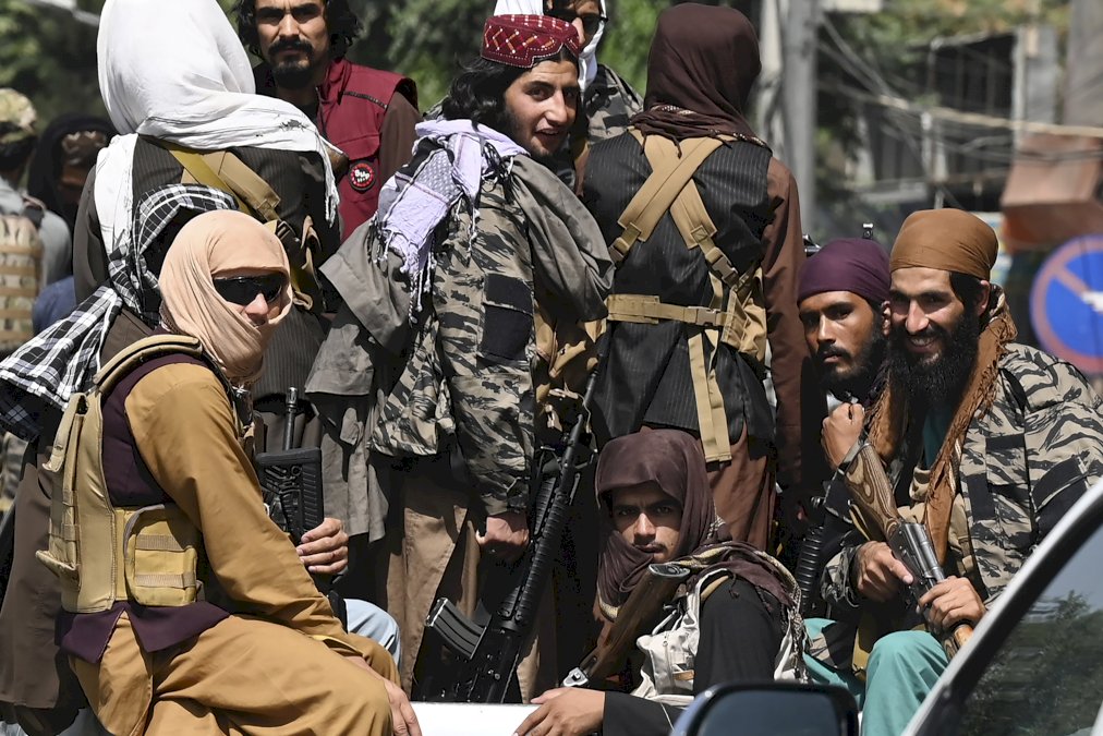 l&rsquo;afghanistan-attend-son-nouveau-gouvernement,-des-femmes-manifestent-pour-leurs-droits