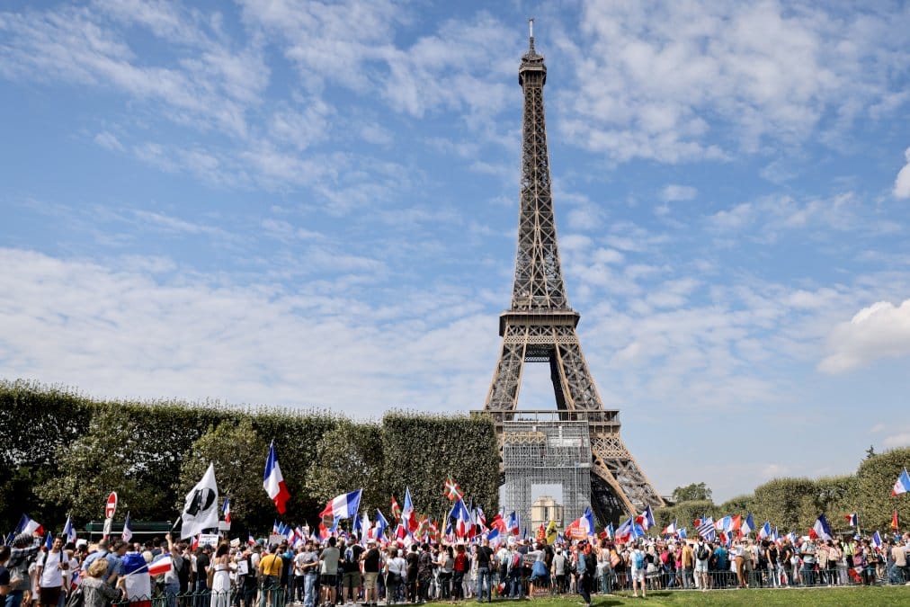 des-milliers-de-personnes-a-nouveau-dans-les-rues-contre-le-pass-sanitaire