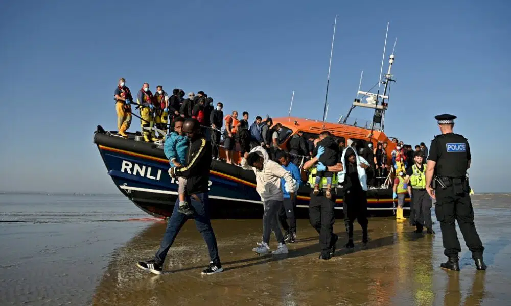 sur-les-cotes-anglaises,-les-habitants-confrontes-a-des-arrivees-croissantes-de-migrants