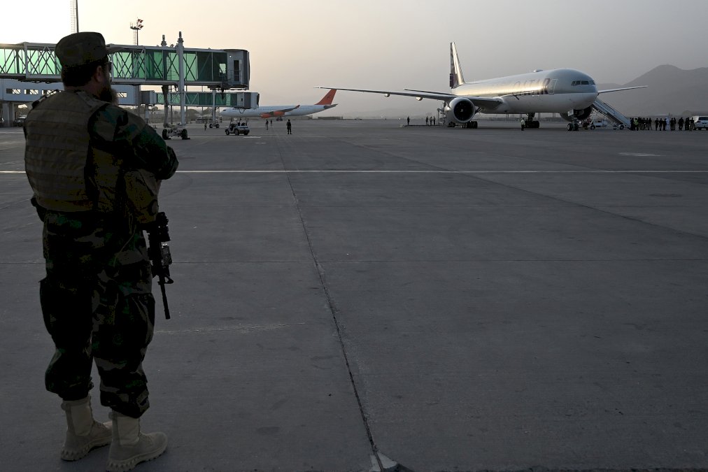 afghanistan:-un-nouveau-vol-d’evacuation-est-parti-de-kaboul,-avec-des-francais-a-bord