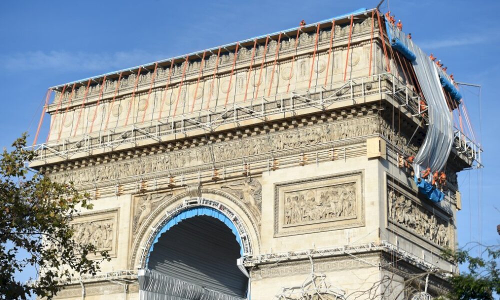 premier-« deroule-de-tissu »-pour-l’empaquetage-de-l&rsquo;arc-de-triomphe,-oeuvre-posthume-de-christo