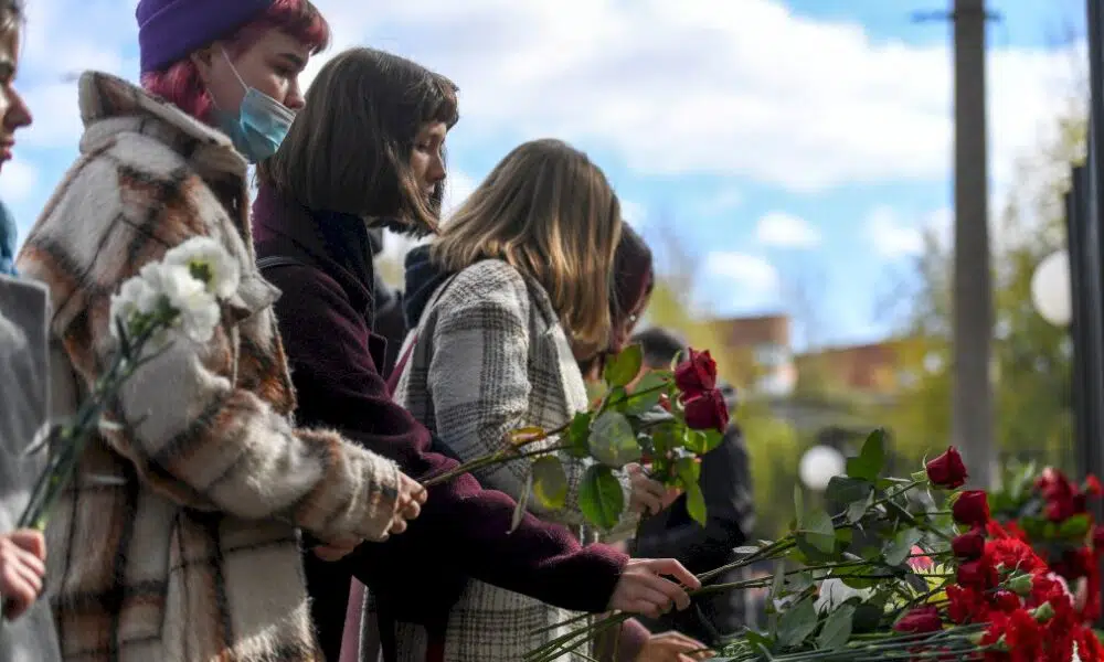 russie:-apres-une-tuerie-a-l’universite,-le-choc-et-le-deuil-a-perm