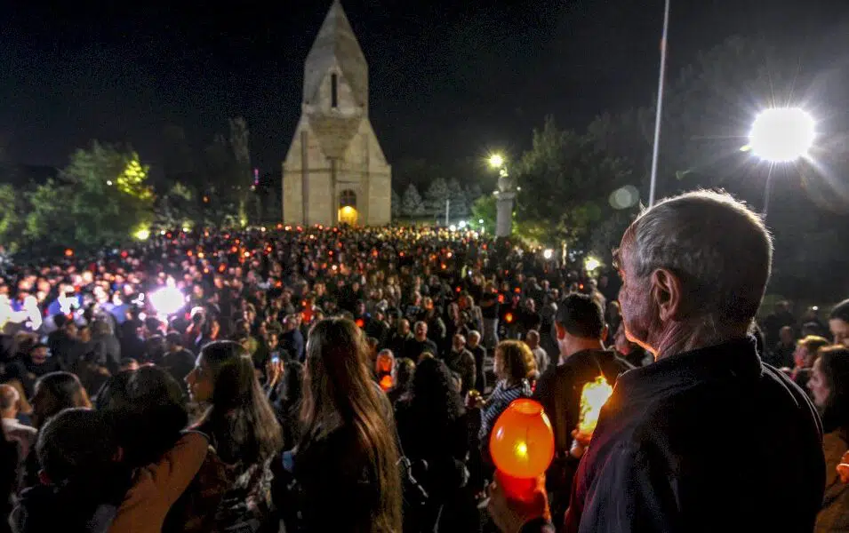 des-milliers-d’armeniens-dans-la-rue-pour-honorer-la-memoire-des-morts-de-la-recente-guerre