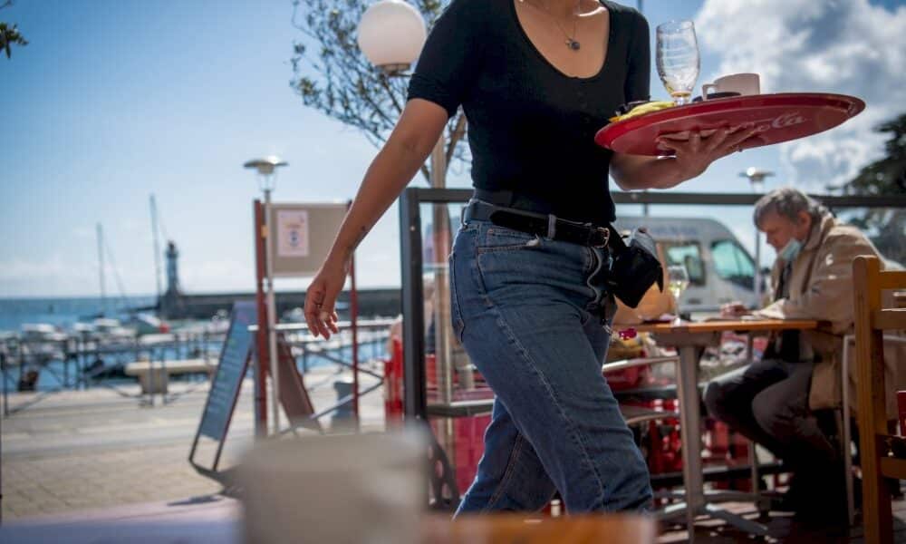 les-pourboires-payes-par-carte-seront-deficalises,-annonce-macron