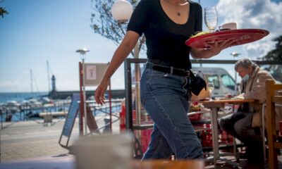 les-pourboires-payes-par-carte-seront-deficalises,-annonce-macron