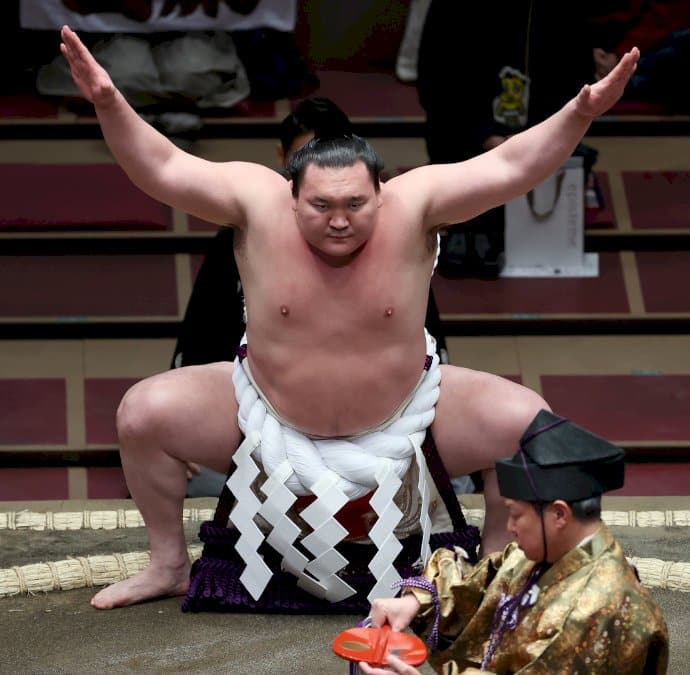 japon:-hakuho,-le-plus-grand-champion-de-l&rsquo;histoire-du-sumo,-prend-sa-retraite