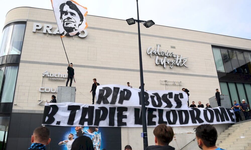 marseille-rend-hommage-au-« boss »-bernard-tapie,-avant-d&rsquo;accueillir-ses-obseques
