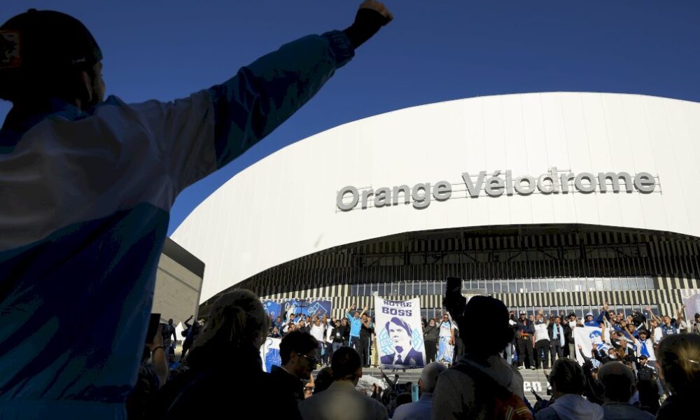 en-bleu-et-blanc,-des-supporters-de-l&rsquo;om-disent-adieu-au-« boss »-tapie-au-velodrome