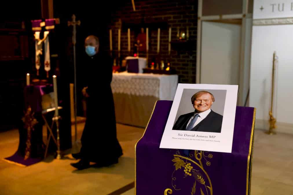 un-depute-britannique-mortellement-poignarde,-la-police-antiterroriste-enquete