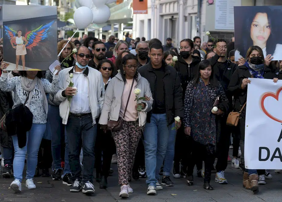 harcelement-scolaire-:-plus-d’un-millier-de-participants-a-une-marche-blanche-en-memoire-de-dinah