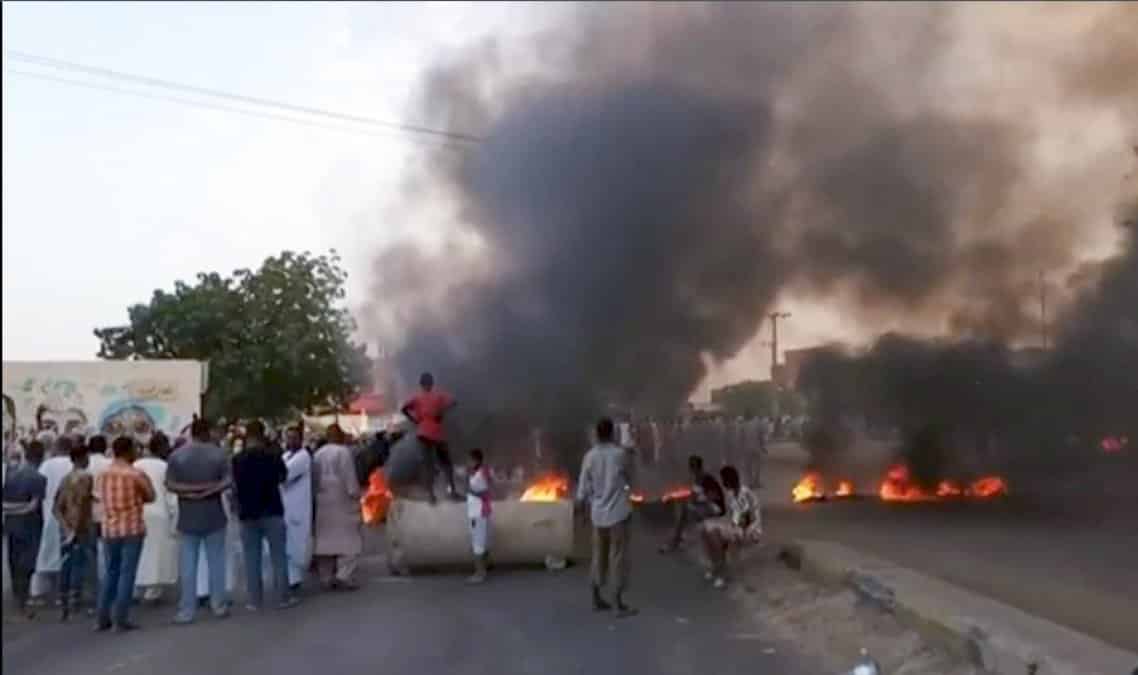 soudan:-le-general-qui-chapeaute-la-transition-dissout-les-autorites,-etat-d&rsquo;urgence