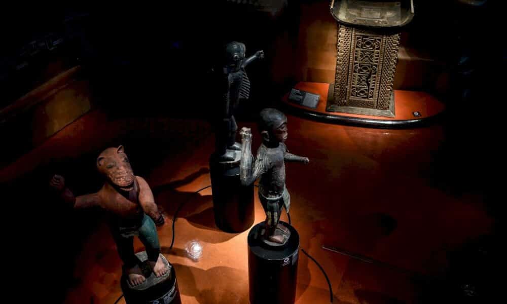 la-restitution-par-la-france-de-26-tresors-royaux-au-benin-bientot-realite