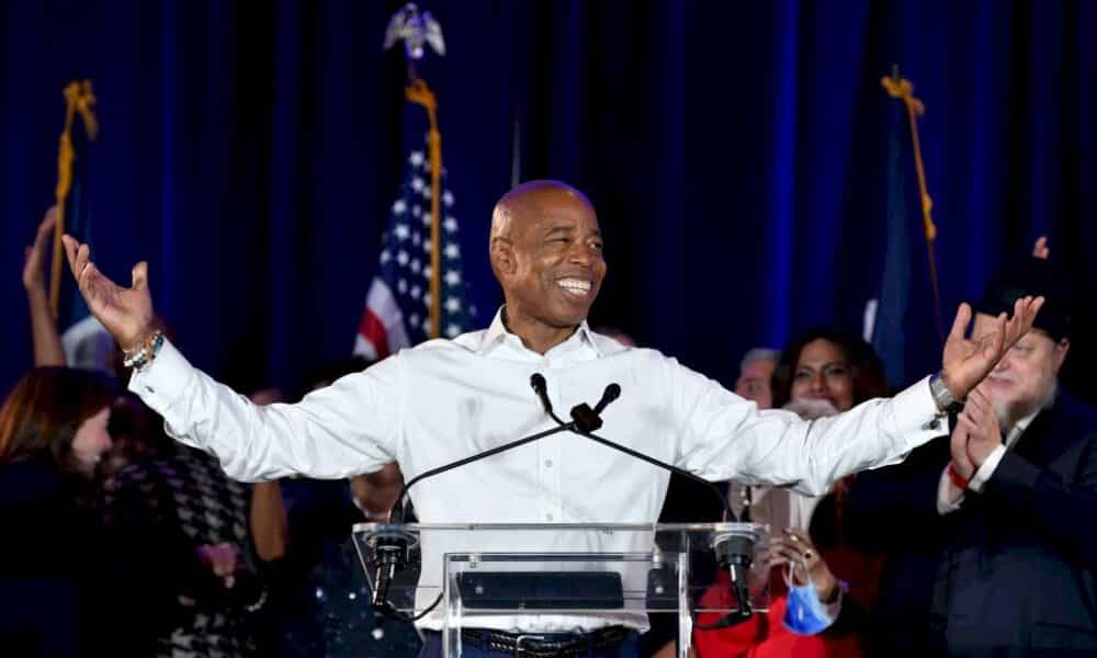 l&rsquo;afro-americain-eric-adams,-ex-policier,-remporte-la-mairie-de-new-york
