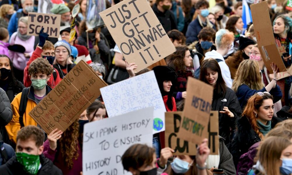 « c&rsquo;est-notre-avenir »:-des-milliers-de-jeunes-dans-les-rues-de-glasgow-pour-le-climat
