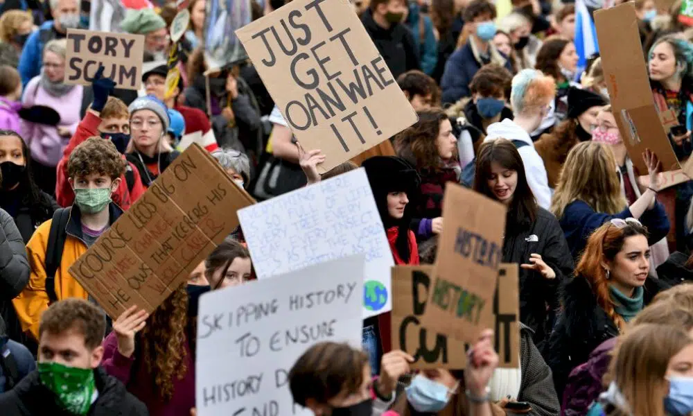 « c’est-notre-avenir »:-des-milliers-de-jeunes-dans-les-rues-de-glasgow-pour-le-climat