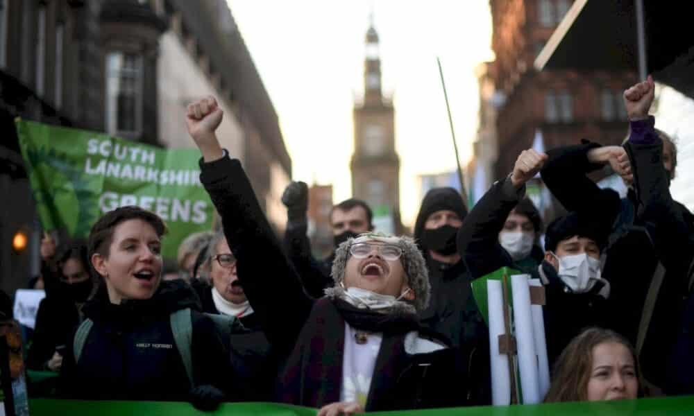 pour-le-climat,-des-dizaines-de-milliers-de-personnes-marchent-a-glasgow-et-dans-le-monde