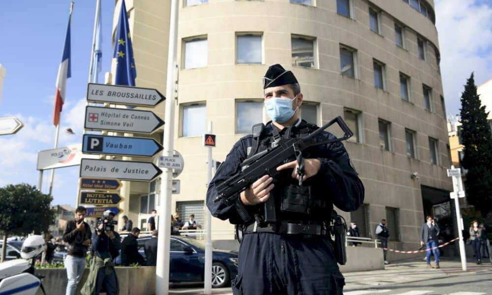 des-policiers-attaques-au-couteau-a-cannes-par-un-ressortissant-algerien