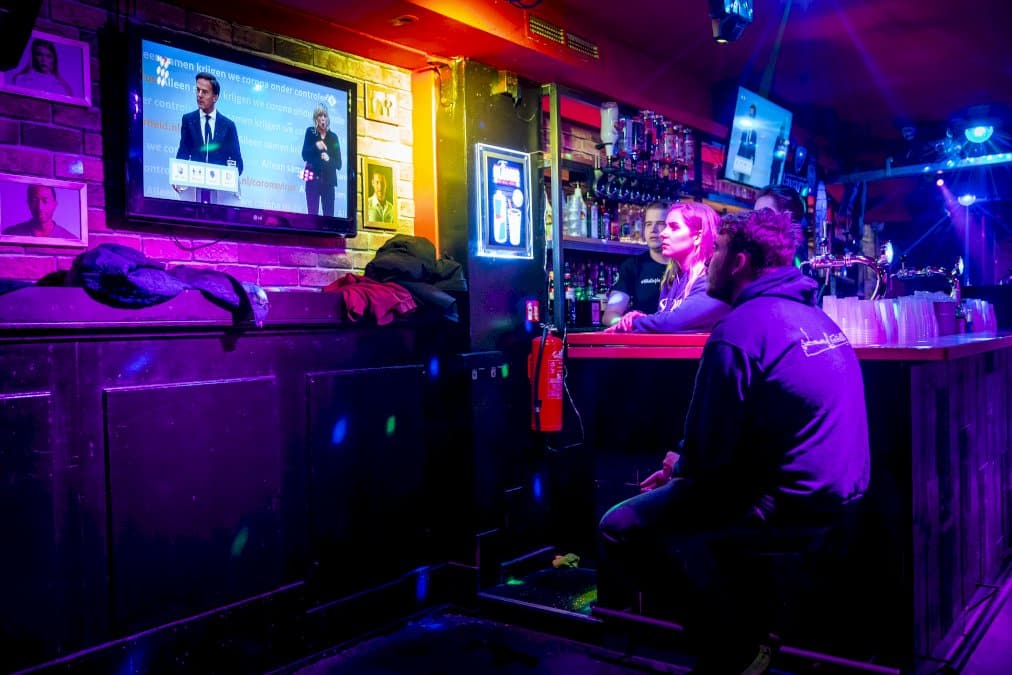 covid:-les-pays-bas-reviennent-au-confinement-partiel