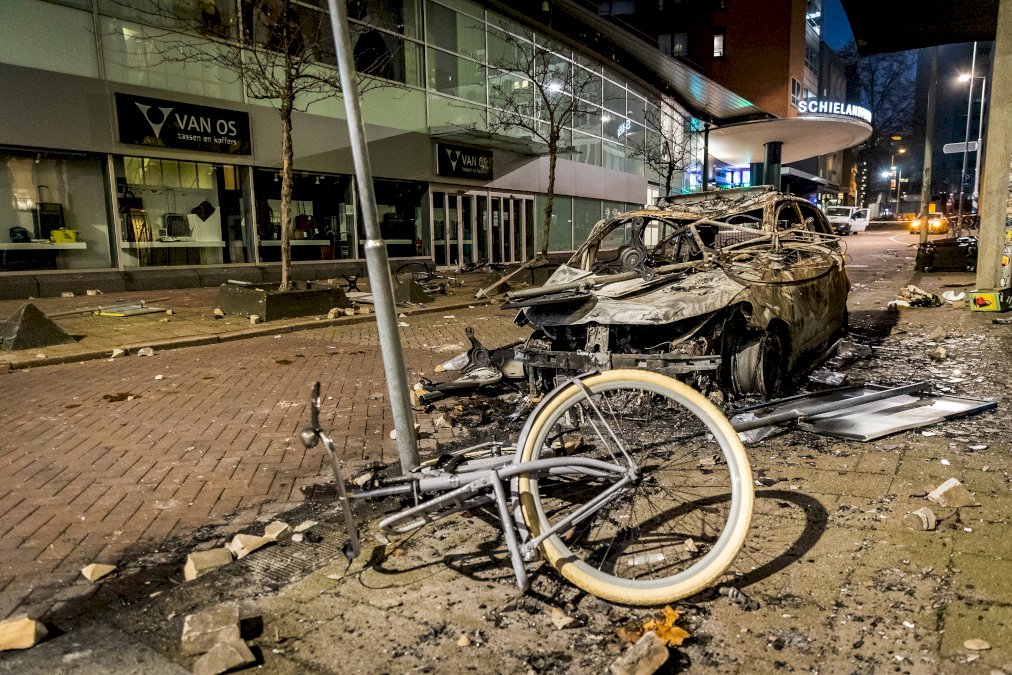restrictions-anti-covid:-deuxieme-nuit-d&rsquo;emeutes-aux-pays-bas
