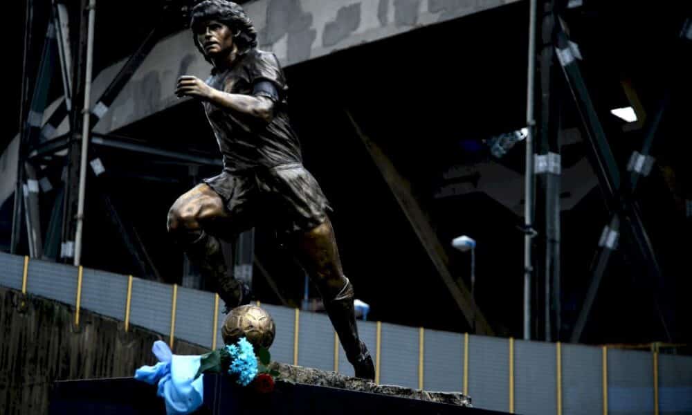 maradona-un-an-apres:-le-genie-statufie-a-naples,-son-souvenir-toujours-vivace-en-argentine