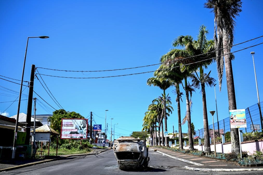 dix-policiers-blesses-en-martinique,-des-journalistes-vises-par-des-tirs