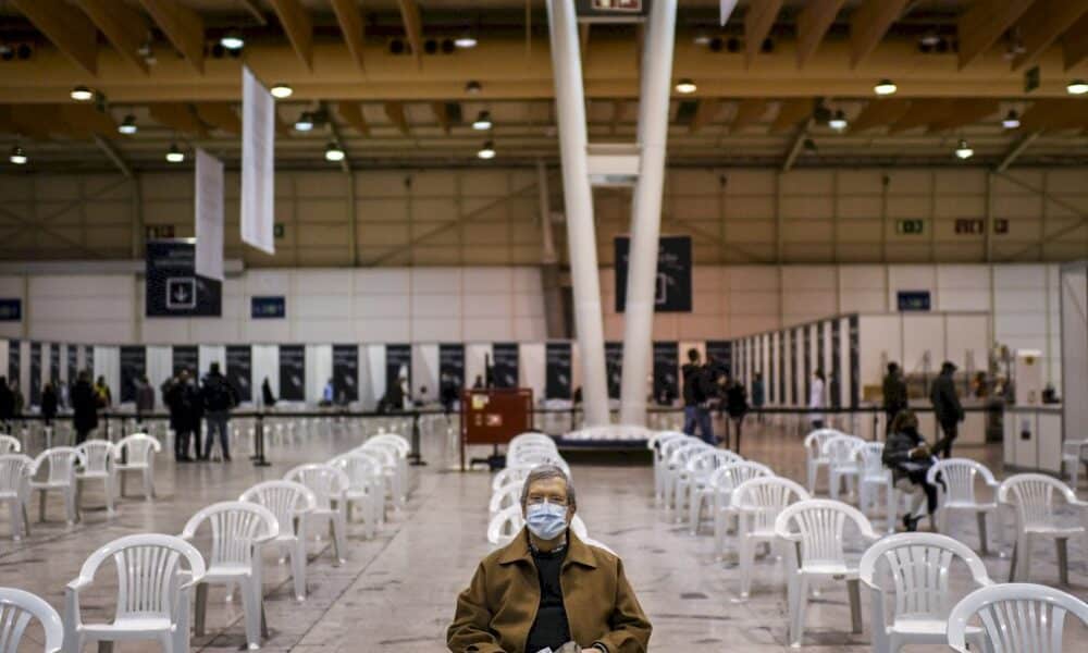 variant-omicron:-nouvelles-restrictions-en-cascade-apres-la-mise-en-garde-de-l&rsquo;oms