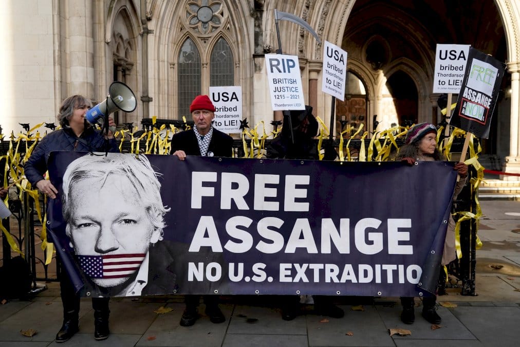 la-justice-britannique-annule-le-refus-d’extrader-julian-assange-vers-les-etats-unis