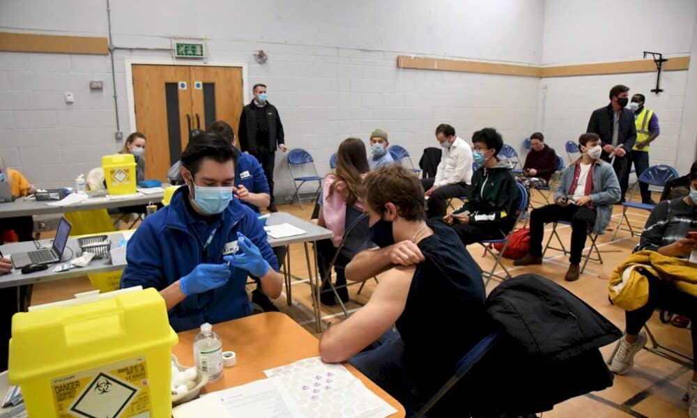 un-mort-du-a-omicron-au-royaume-uni,-qui-mise-sur-la-vaccination-massive