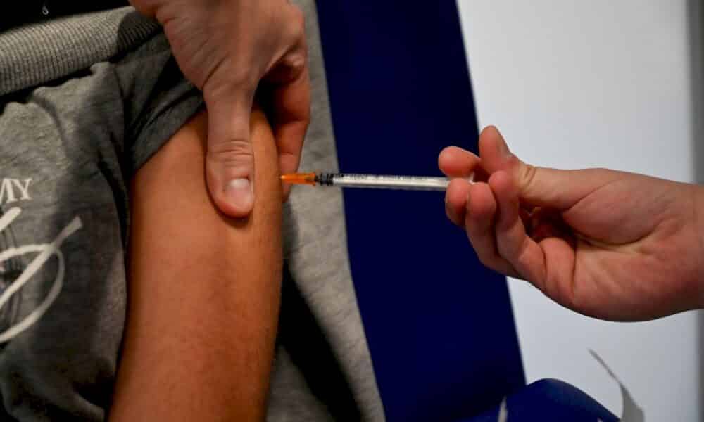covid-19:-les-restrictions-se-multiplient,-pression-sur-les-non-vaccines
