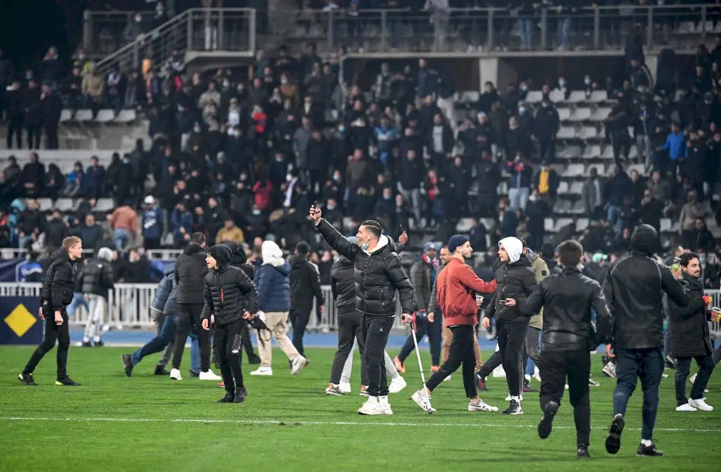 coupe-de-france:-chaos-lors-de-paris-fc-lyon,-le-foot-francais-ne-s’en-sort-plus