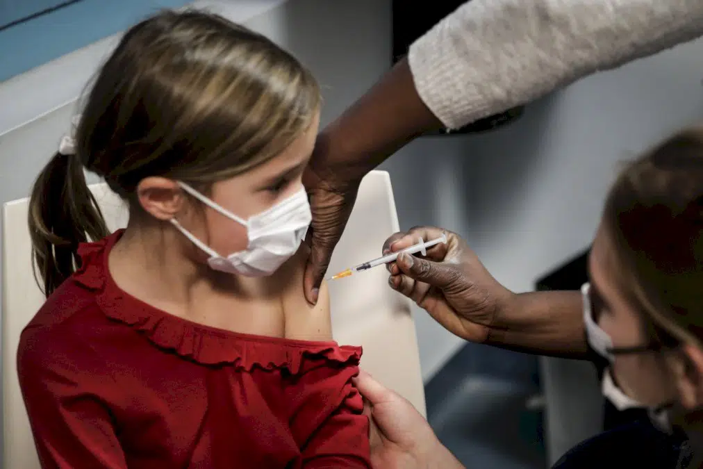 la-france-« ouvre-aujourd’hui-la-vaccination-des-enfants »-de-5-a-11-ans,-annonce-veran