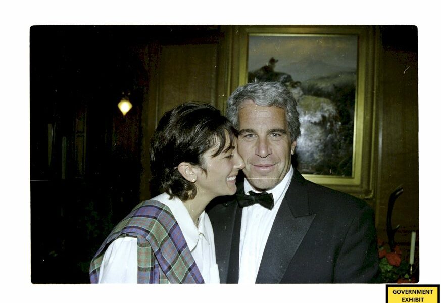 a-new-york,-ghislaine-maxwell-jugee-coupable-de-trafic-sexuel-de-mineures