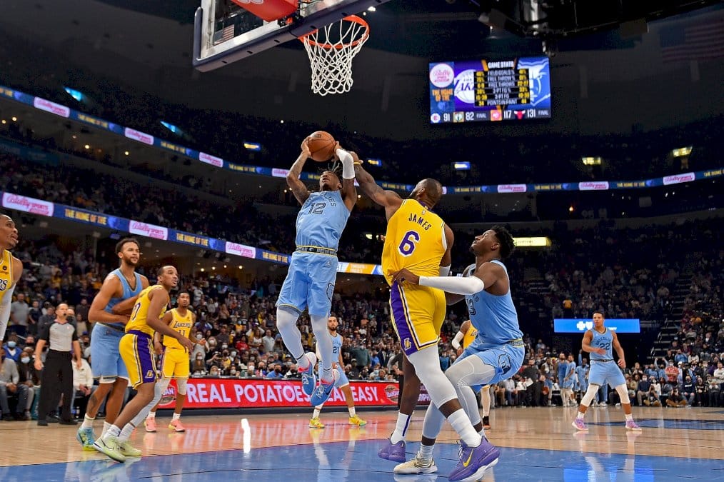 nba:-morant-enfonce-les-lakers,-les-suns-egalent-les-warriors