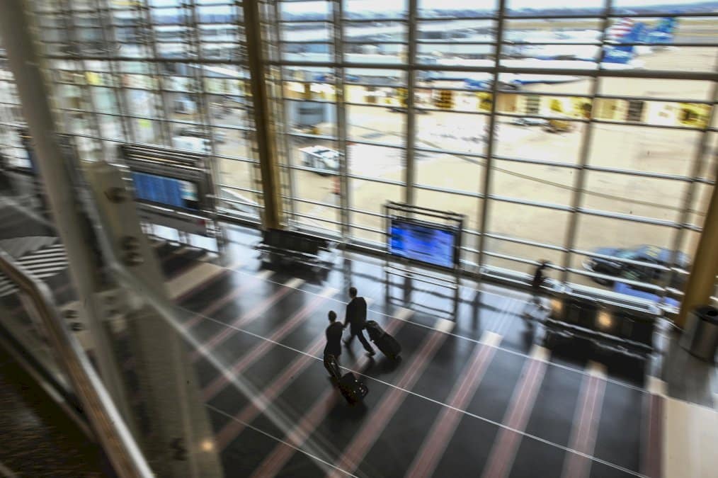 face-a-la-deferlante-omicron,-des-regles-d&rsquo;isolement-allegees-pour-eviter-la-paralysie