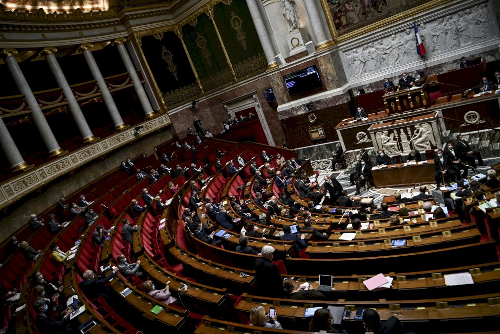 covid:-le-pass-vaccinal-arrive-a-l&rsquo;assemblee-nationale