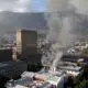 afrique-du-sud:-le-parlement-en-partie-detruit-par-un-incendie,-un-suspect-arrete