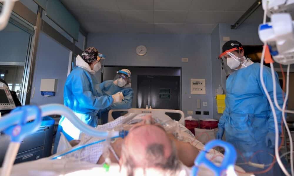 omicron-« reste-un-virus-dangereux »,-met-en-garde-le-patron-de-l&rsquo;oms